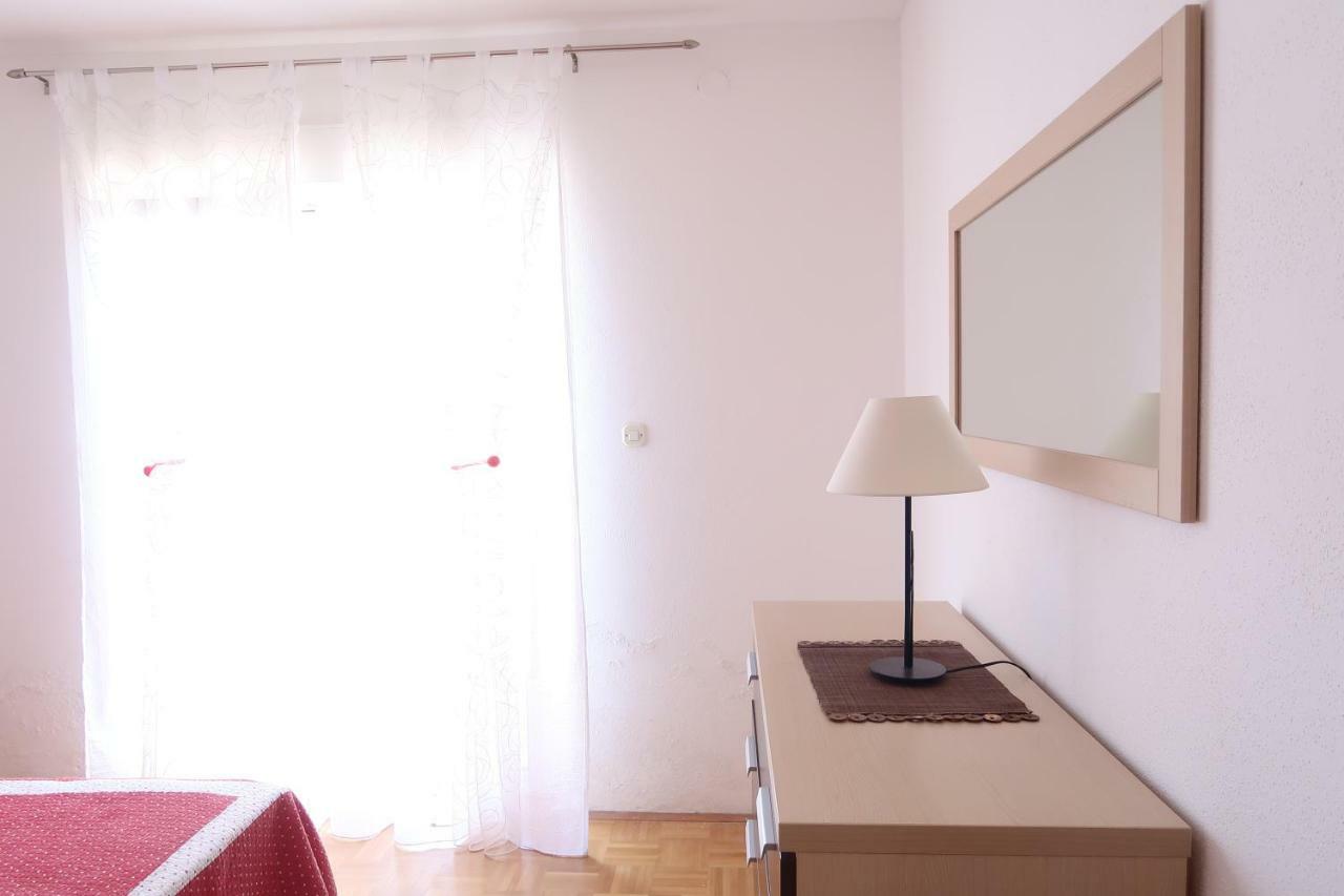 Apartments Maras Primosten Luaran gambar