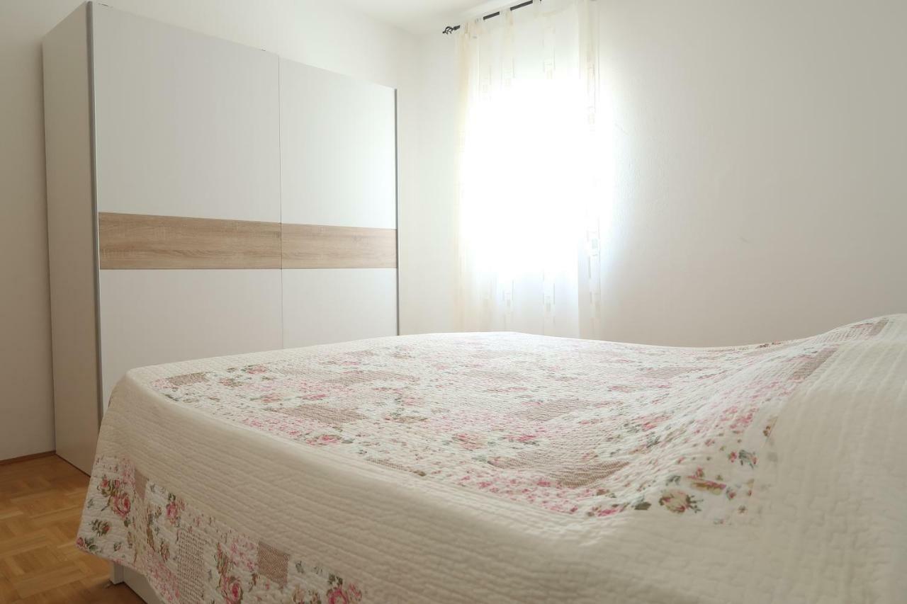Apartments Maras Primosten Luaran gambar