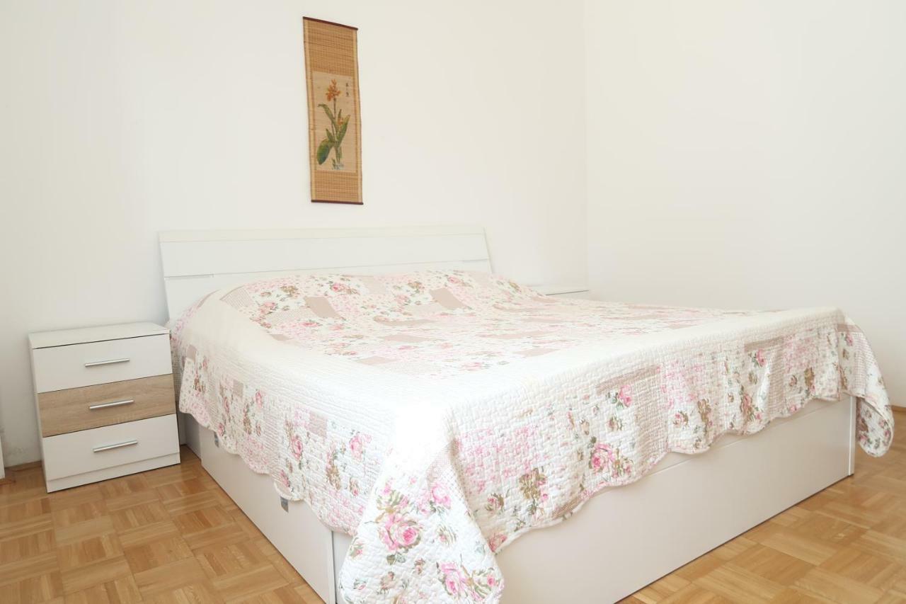 Apartments Maras Primosten Luaran gambar