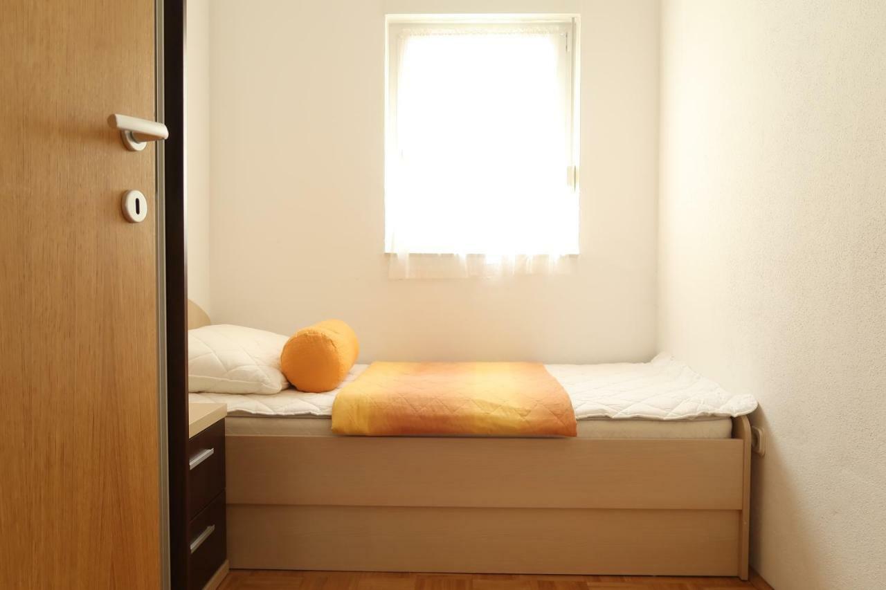 Apartments Maras Primosten Luaran gambar